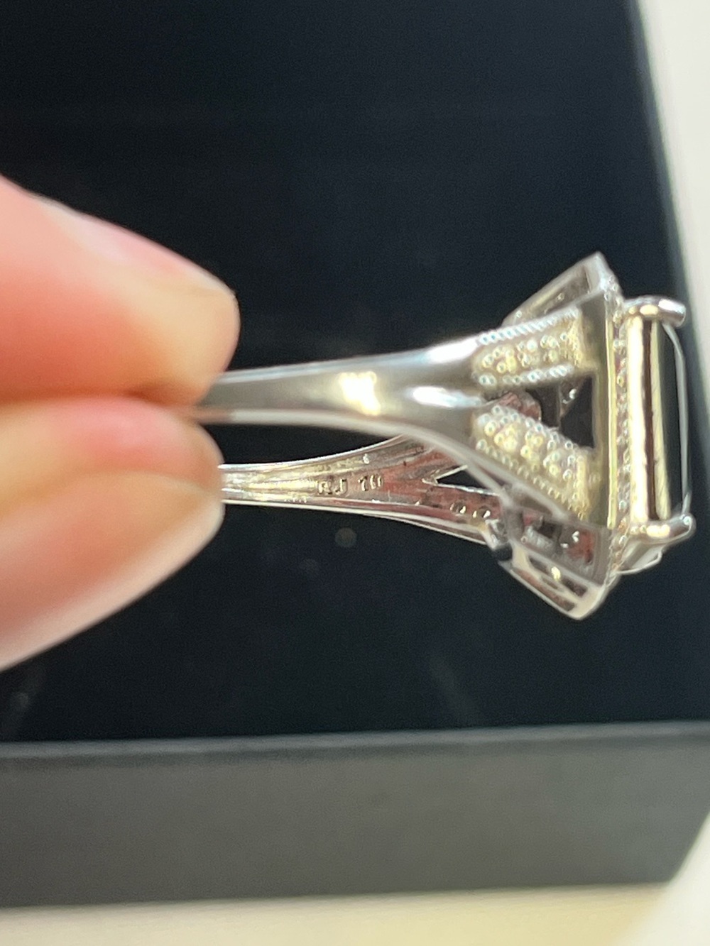Sterling Silver & Emerald cut Black Onyx Ring
925
Size 10 - Picture 5 of 7